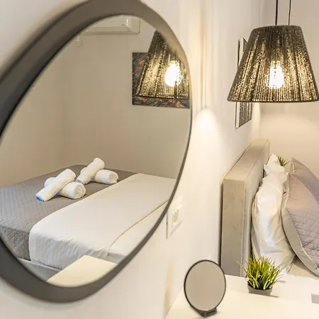 Julia's * Karavomylos