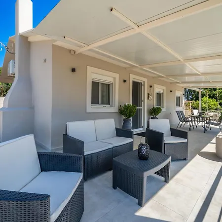 Julia's Tatil Evi Karavomylos