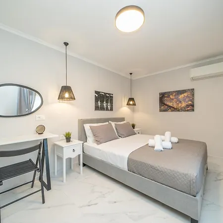 Julia's * Karavomylos