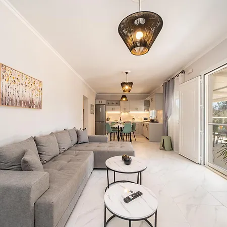 Julia's * Karavomylos